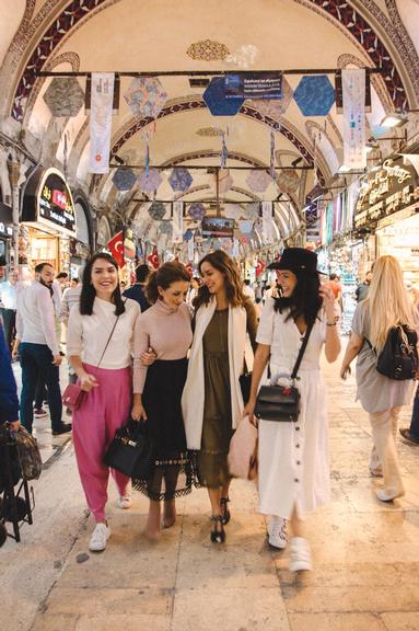 Lari Duarte, Camila Almeida, Luisa Accorsi e Mariah Bernardes conhecem o Grand Bazaar em Istambul