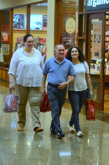 Renato Aragão, Lívian e Lilian em shopping no Rio de Janeiro