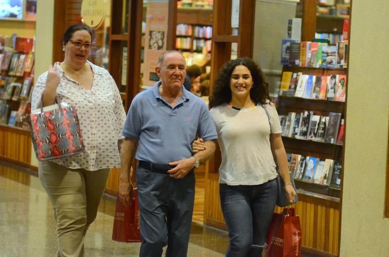 Renato Aragão, Lívian e Lilian em shopping no Rio de Janeiro