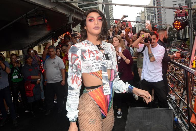 Pabllo Vittar recebe convidados na Parada LGBT de SP