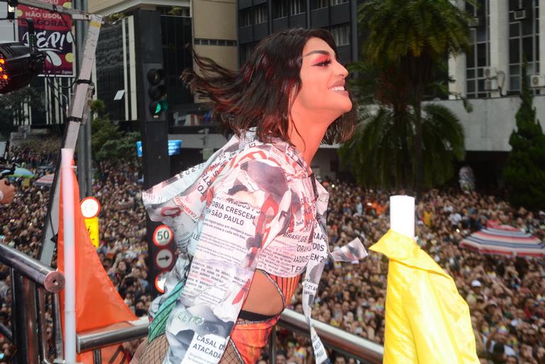 Pabllo Vittar recebe convidados na Parada LGBT de SP