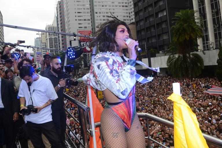 Pabllo Vittar recebe convidados na Parada LGBT de SP