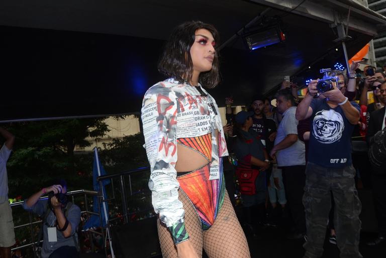 Pabllo Vittar recebe convidados na Parada LGBT de SP