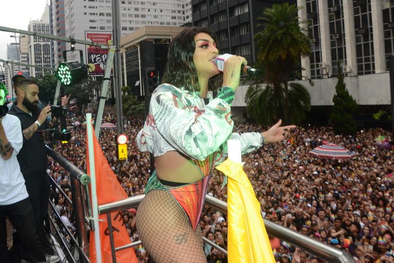 Pabllo Vittar recebe convidados na Parada LGBT de SP