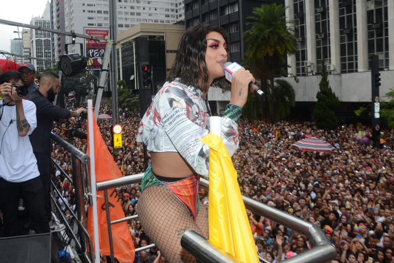 Pabllo Vittar recebe convidados na Parada LGBT de SP