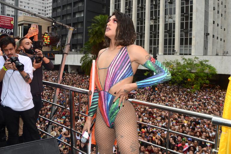 Pabllo Vittar recebe convidados na Parada LGBT de SP