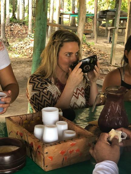 Maria Cândida curte viagem pela Amazônia