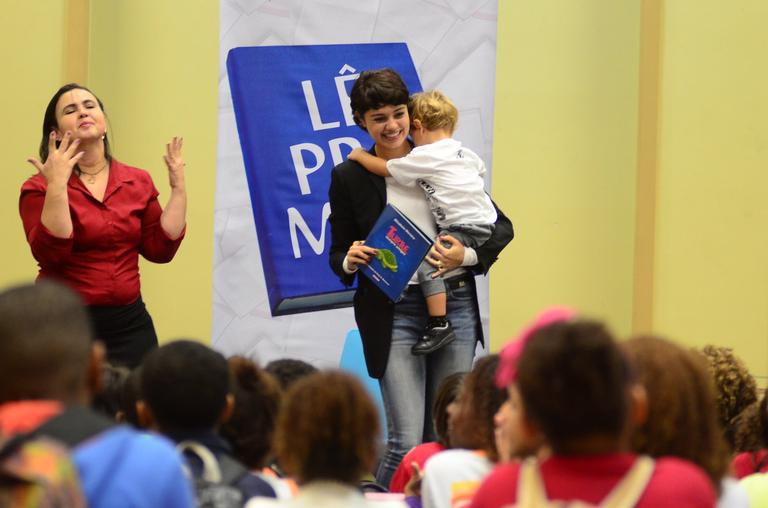 Sophie Charlotte faz rara aparição ao lado do filho