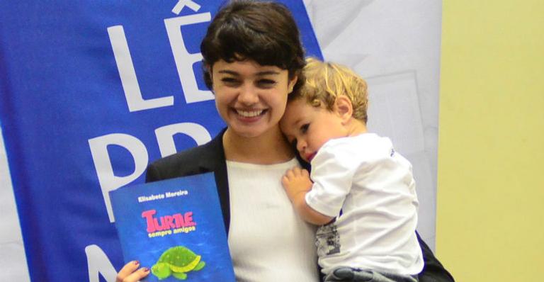 Sophie Charlotte faz rara aparição ao lado do filho