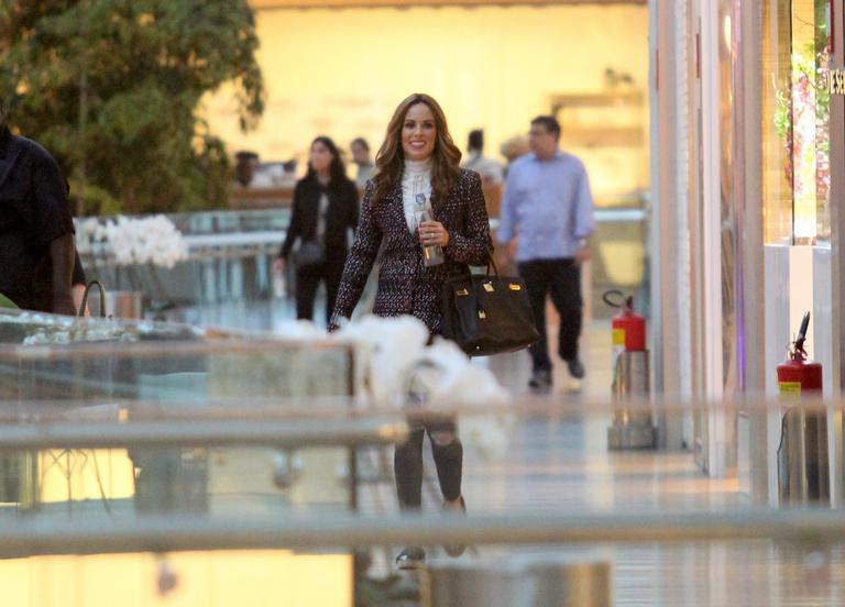 Ana Furtado passeia em shopping no Rio