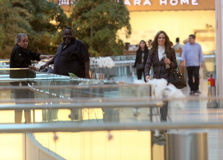 Ana Furtado passeia em shopping no Rio