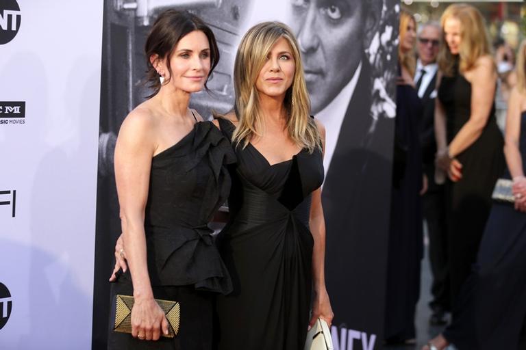 Jennifer Aniston e Courtney Cox se reencontram durante premiação