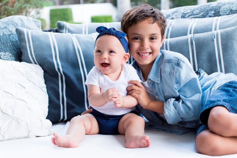 Eliana apresenta Manuela e posa com Arthur e Adriano Ricco