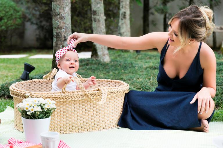 Eliana apresenta Manuela e posa com Arthur e Adriano Ricco