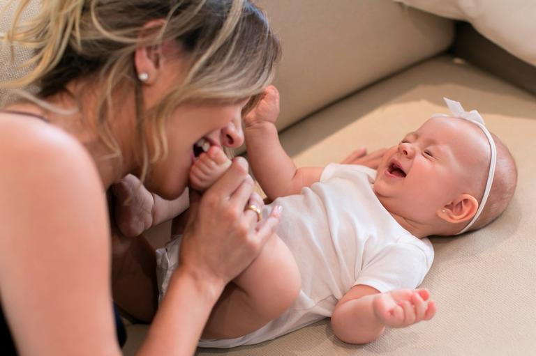 Eliana apresenta Manuela e posa com Arthur e Adriano Ricco