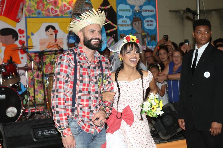 Gleici Damasceno e Wagner Santiago se casam em festa junina