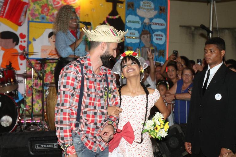 Gleici Damasceno e Wagner Santiago se casam em festa junina