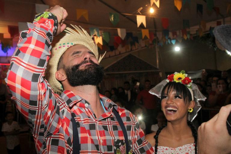 Gleici Damasceno e Wagner Santiago se casam em festa junina