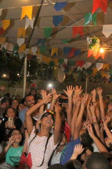 Gleici Damasceno e Wagner Santiago se casam em festa junina