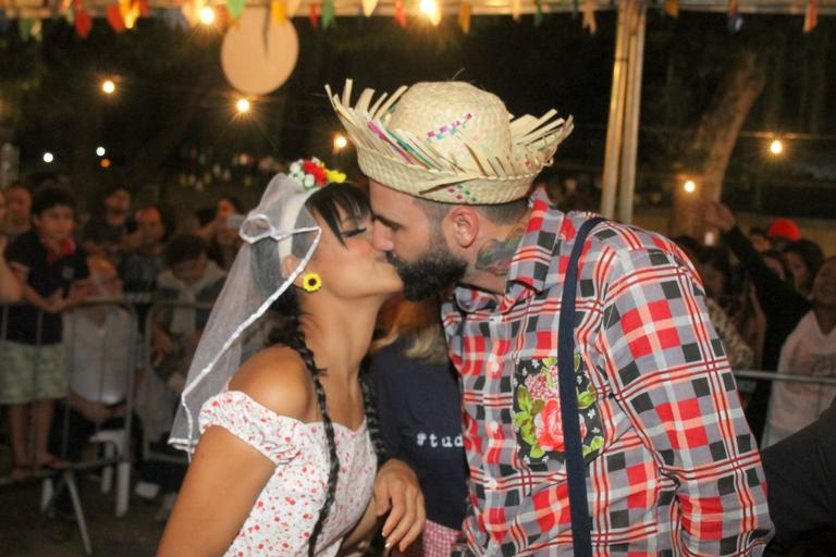 Gleici Damasceno e Wagner Santiago se casam em festa junina