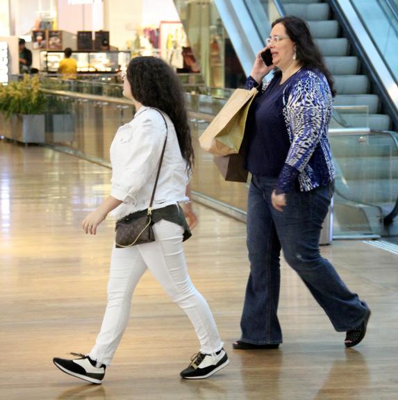 Lívian Aragão passeia com a mãe, Lilian