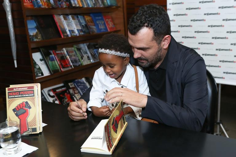 Noite de autógrafos do livro 'Novo poder: Democracia e tecnologia'