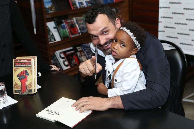 Noite de autógrafos do livro 'Novo poder: Democracia e tecnologia'