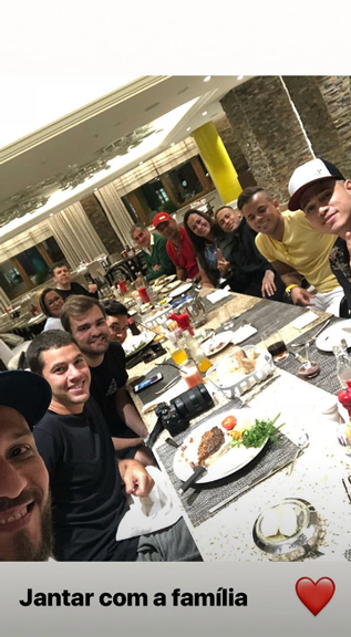 Neymar Jr. recebe a família e amigos na Rússia