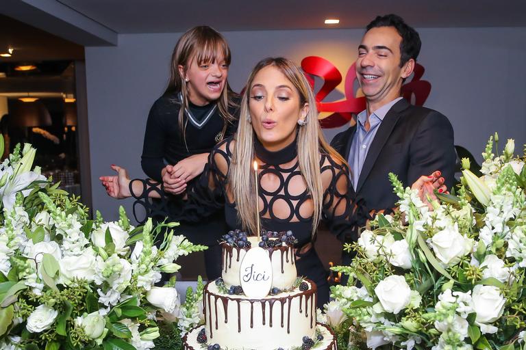 Ticiane Pinheiro comemora aniversário de 42 anos