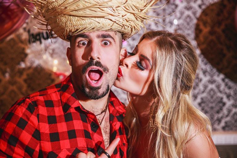 Ex-BBBs Kaysar e Jacqueline sobem ao altar 