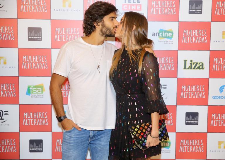 Deborah Secco e Hugo Moura trocam carinhos em pré-estreia