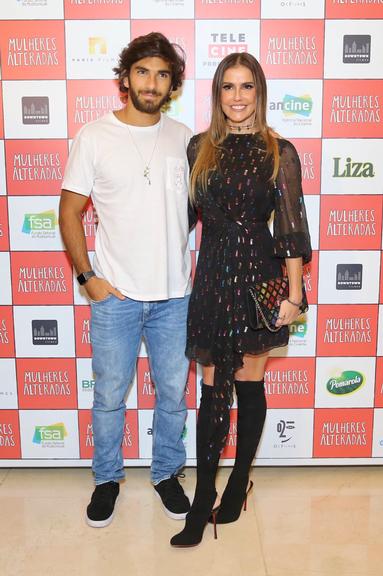 Deborah Secco e Hugo Moura trocam carinhos em pré-estreia