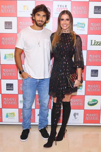 Deborah Secco e Hugo Moura trocam carinhos em pré-estreia