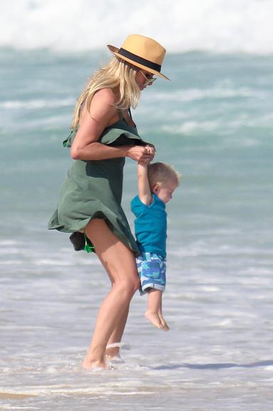 Karina Bacchi brinca com Enrico em dia de praia