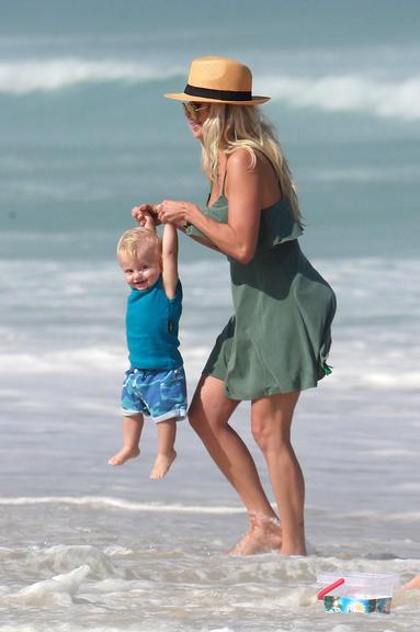 Karina Bacchi brinca com Enrico em dia de praia