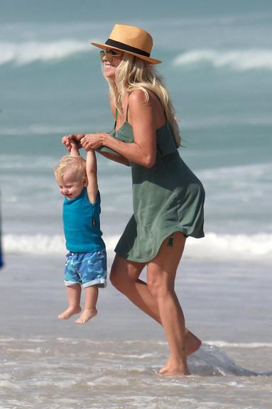 Karina Bacchi brinca com Enrico em dia de praia