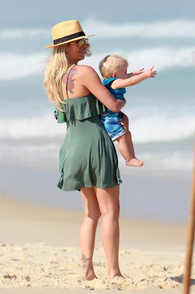 Karina Bacchi brinca com Enrico em dia de praia