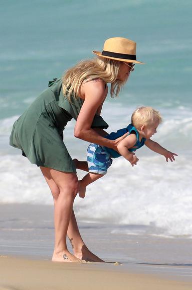 Karina Bacchi brinca com Enrico em dia de praia