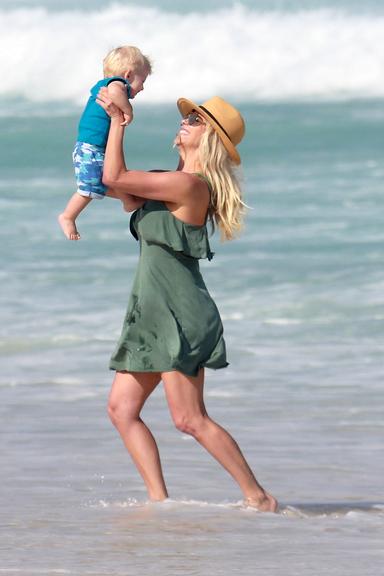 Karina Bacchi brinca com Enrico em dia de praia