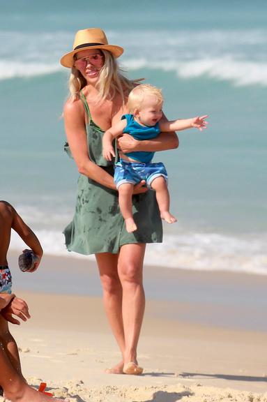 Karina Bacchi brinca com Enrico em dia de praia