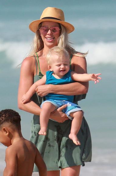 Karina Bacchi brinca com Enrico em dia de praia