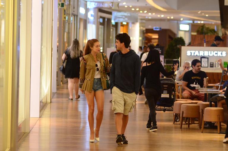 Marina Ruy Barbosa e Xandinho Negrão passeiam no shopping