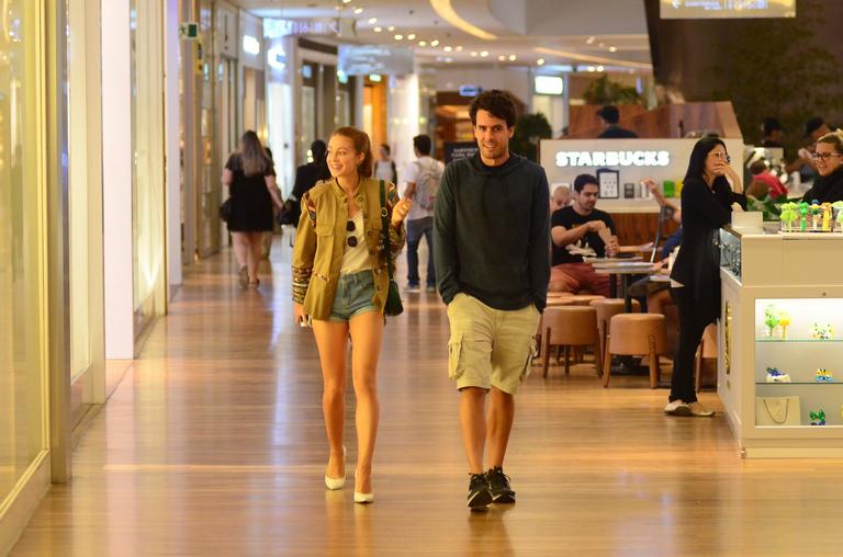 Marina Ruy Barbosa e Xandinho Negrão passeiam no shopping