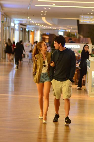 Marina Ruy Barbosa e Xandinho Negrão passeiam no shopping