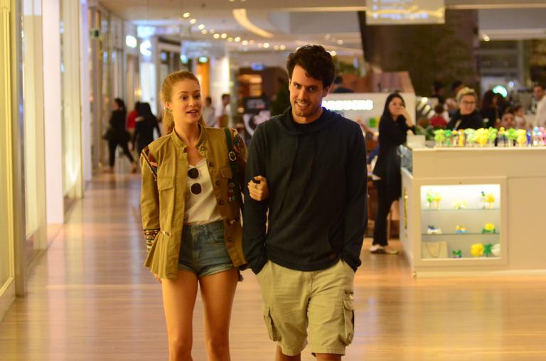 Marina Ruy Barbosa e Xandinho Negrão passeiam no shopping