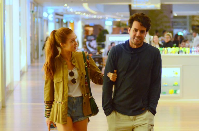 Marina Ruy Barbosa e Xandinho Negrão passeiam no shopping