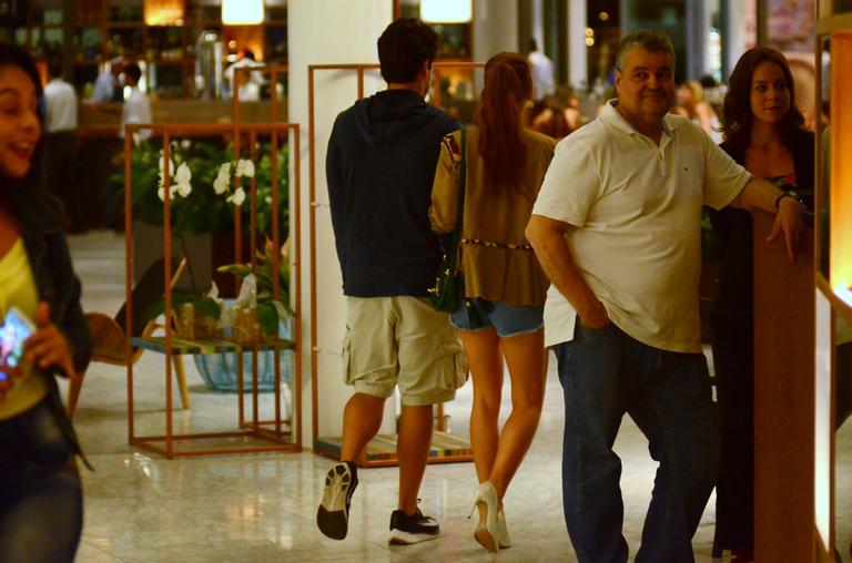 Marina Ruy Barbosa e Xandinho Negrão passeiam no shopping