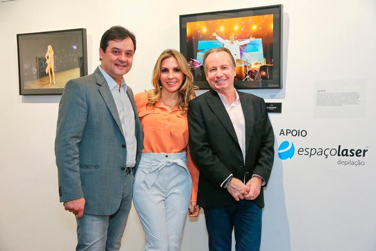 VIPs conferem abertura da exposição Nossos Olhares em Alphaville