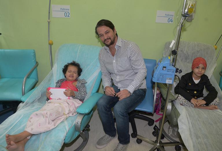 Marcelo Serrado visita hospital infantil em São Paulo