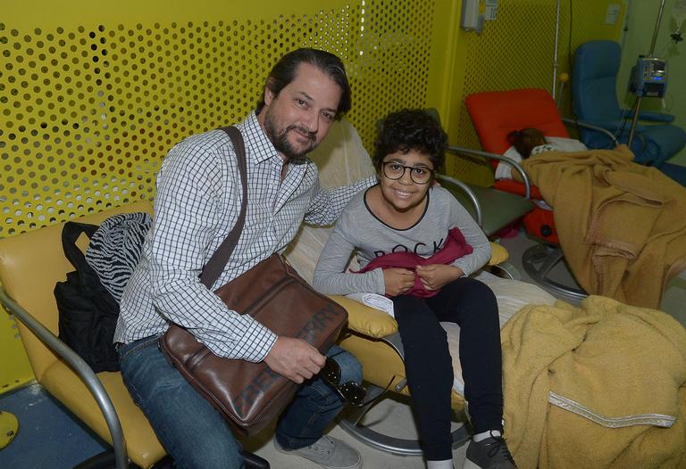 Marcelo Serrado visita hospital infantil em São Paulo